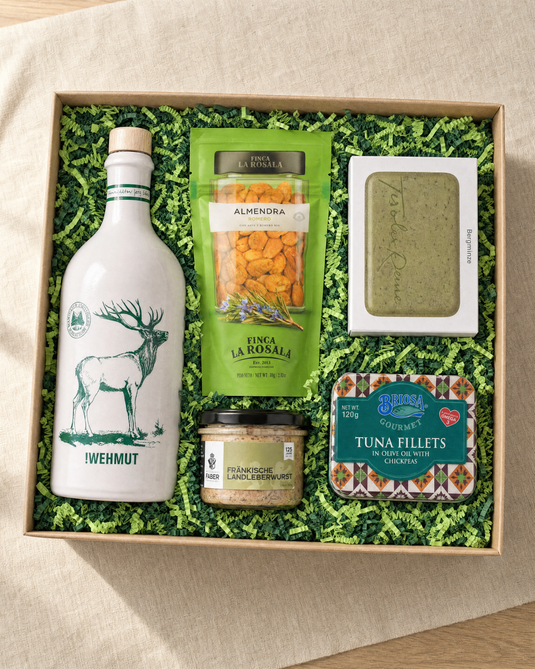 Gourmetbox Wehmut & Wegbegleiter – Geschenkbox von oben mit Apfelwermutwein, Leberwurst, Thunfisch, Mandeln und Seife